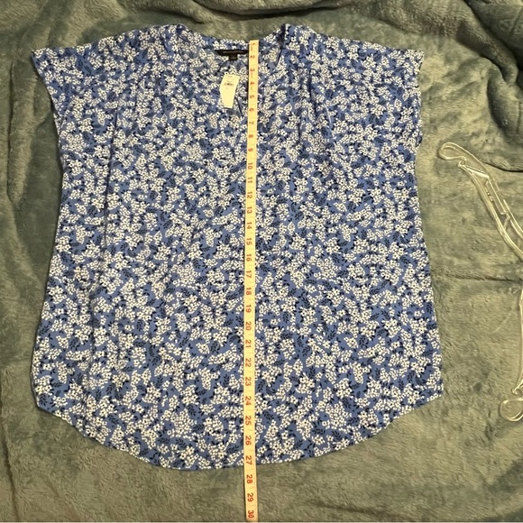 Banana Republic Blue Floral Flutter Sleeve Blouse – V-Neck, Size L, NWT - Picture 4 of 7
